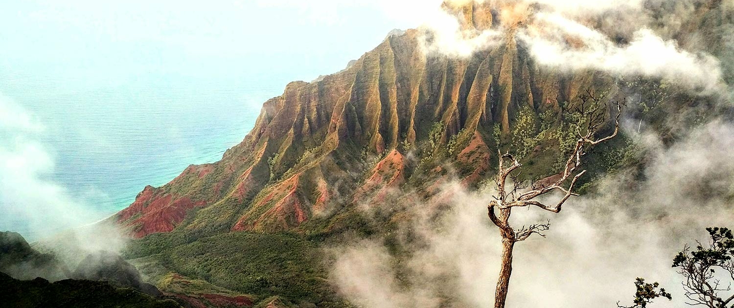 A glimpse into Kalalau valley, land of dragons.