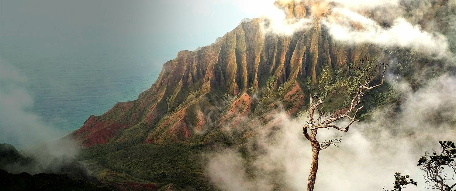 A glimpse into Kalalau valley, land of dragons.