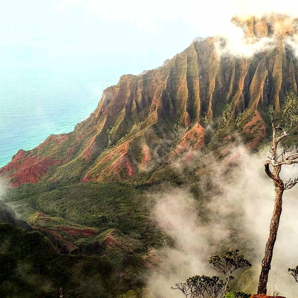 A glimpse into Kalalau valley, land of dragons.